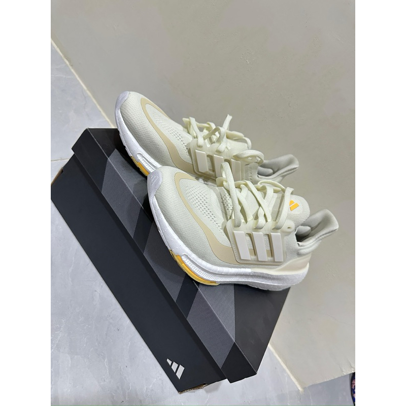 Adidas Ultraboost Light W