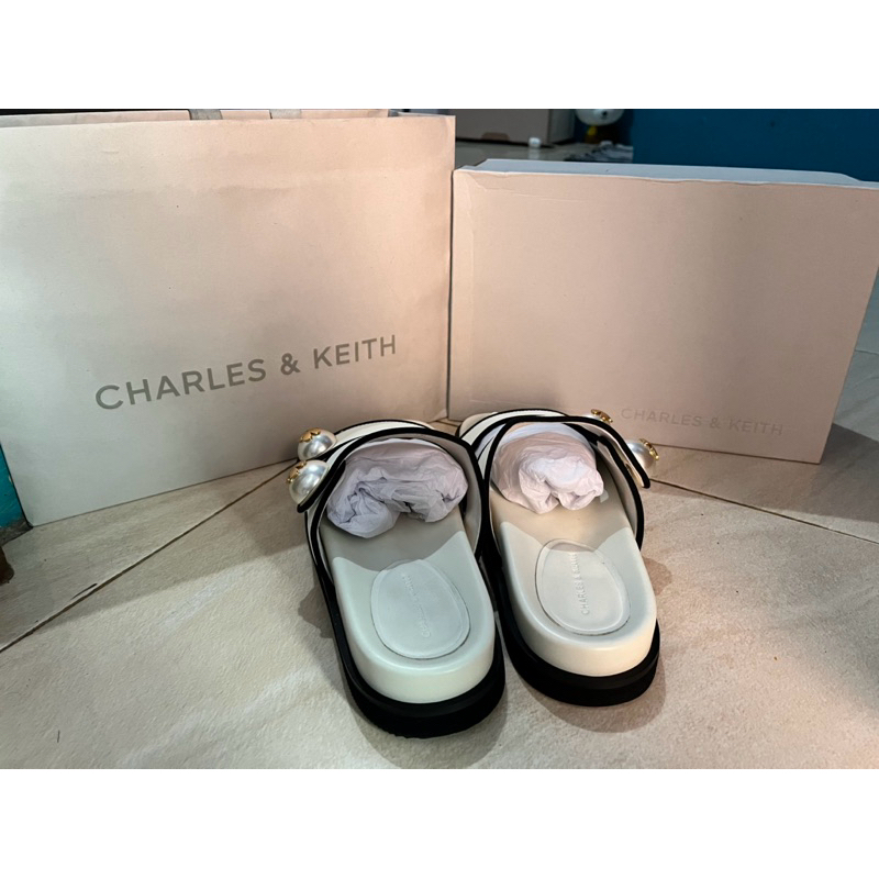 Sandal Wanita Charles & keith