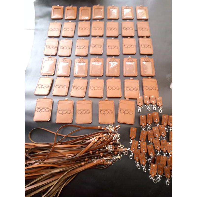 

ID CARD HOLDER KULIT/NAMETAG KULIT/ LAYARD MODEL 3 LAPIS Muat 3 Slot Kartu