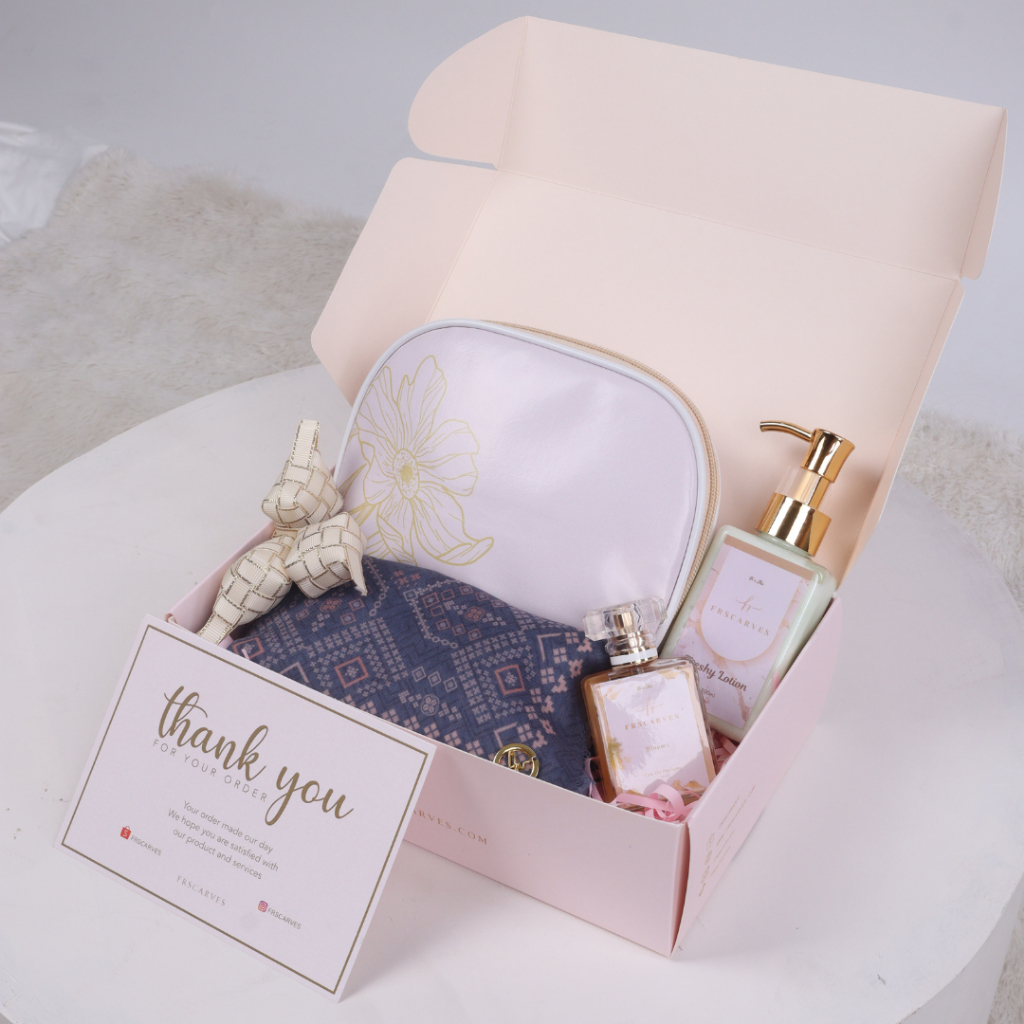 

Fr Scarves - Hampers dan Gift Box Exsclusif 24x15x7,5cm Muat Sampe 3 Hijab / 1 Mukena