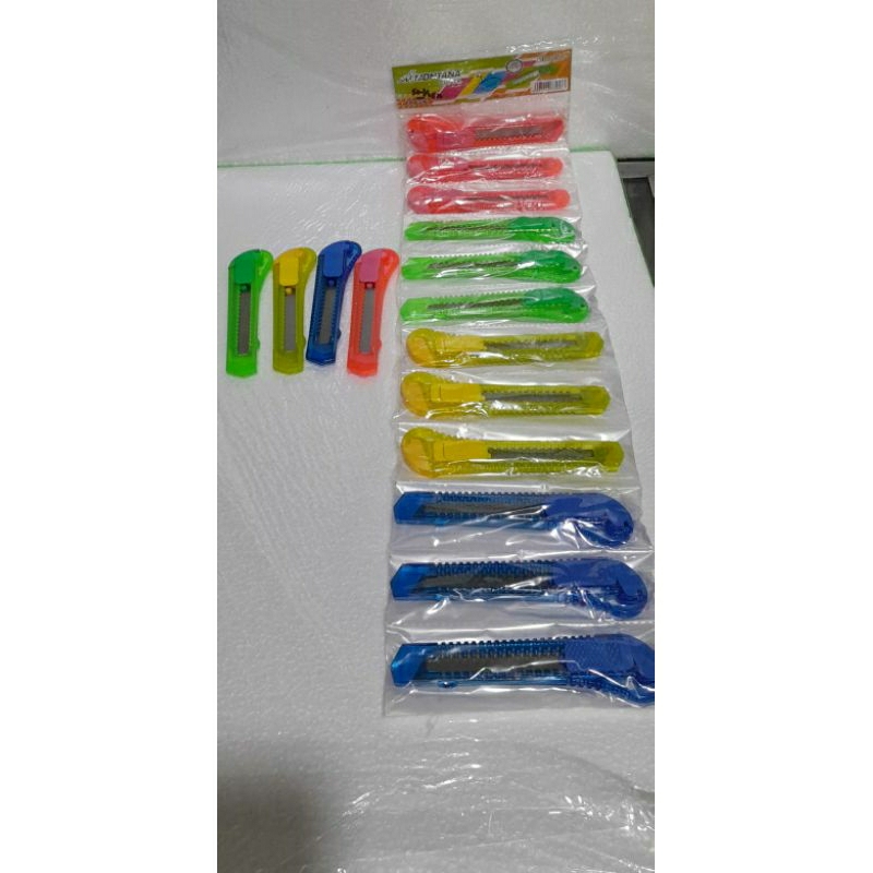

CUTTER BESAR BERBAGAI WARNA ECERAN