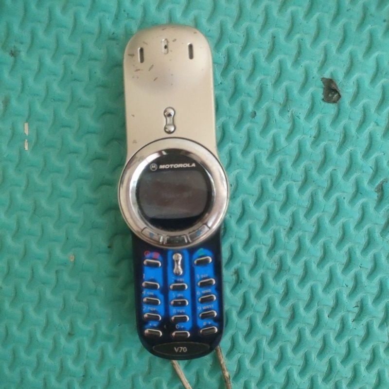 handphone jadul langka unik, motorola v70 swing bahan