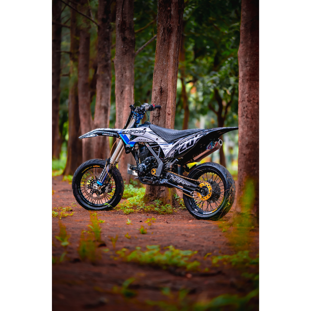 Decal Sticker D Tracker KLX GORDON (GO-28 S) HITAM ABU