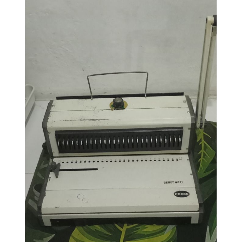 

MESIN JILID SPIRAL KAWAT LUBANG BULAT BESAR F4