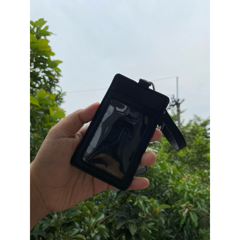 

GANTUNGAN ID CARD KULIT SINTETIS 3 SLOT KARTU DENGAN TALI