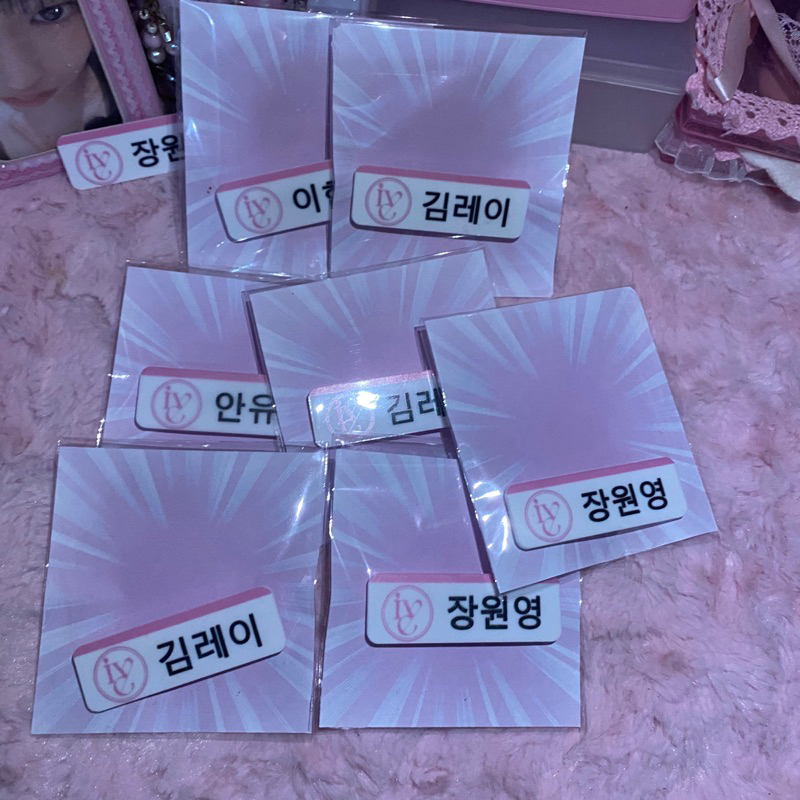 

IVE NAMETAG (READ DESK)