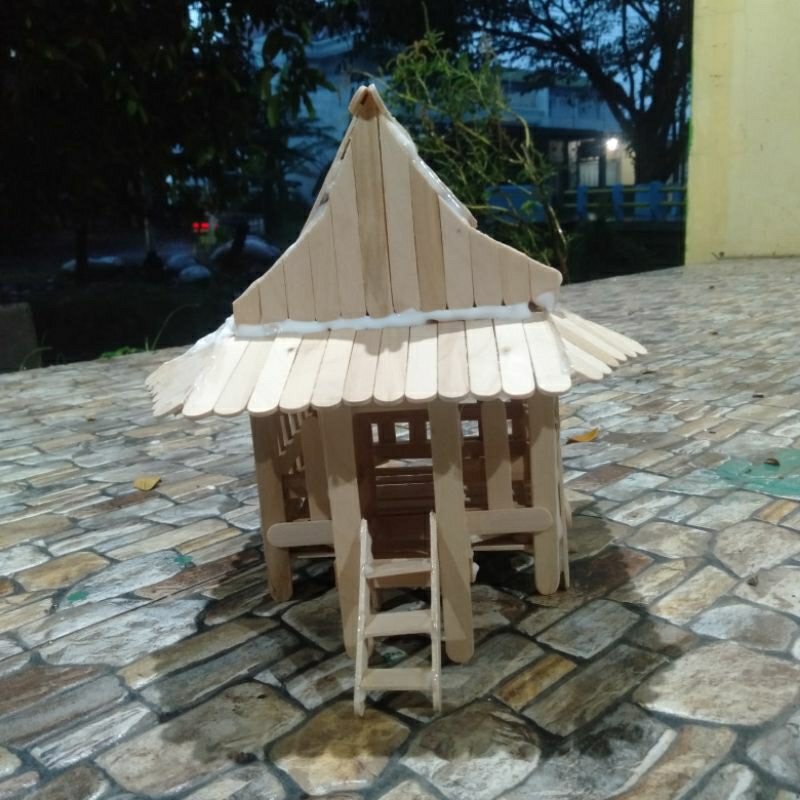 miniatur rumah adat maluku Utara sasadu dari stik es krim