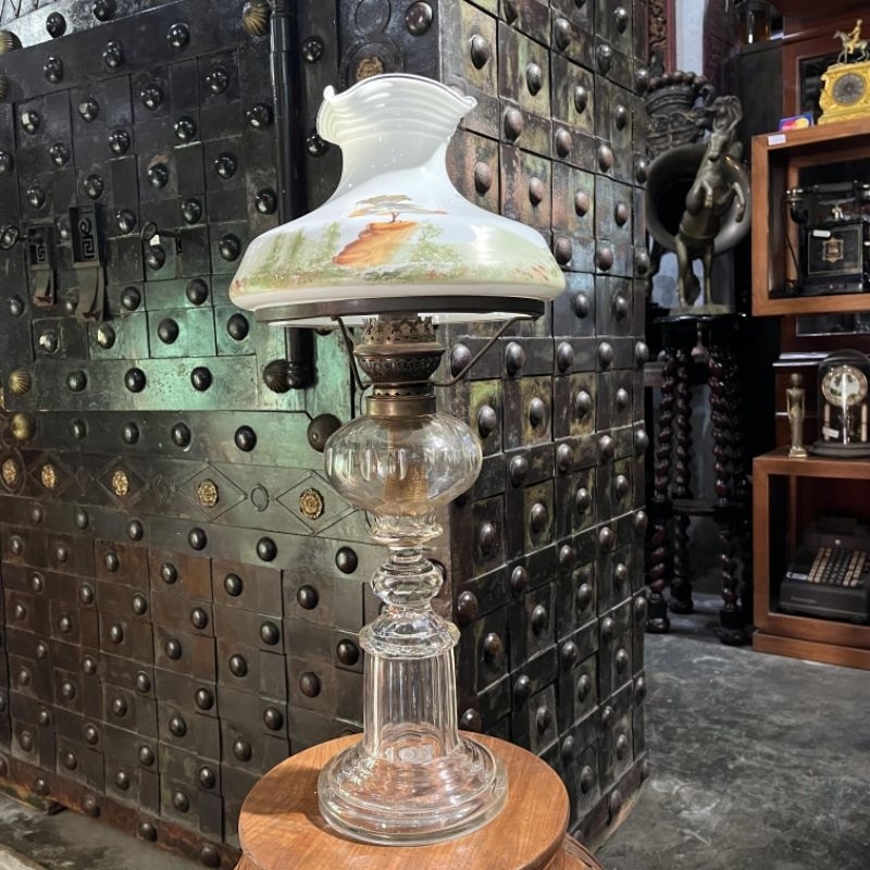 Lampu Meja Minyak Opaline Ukir Kaca dengan Kap Kaca Lukis Tangan Asli Antik Tua