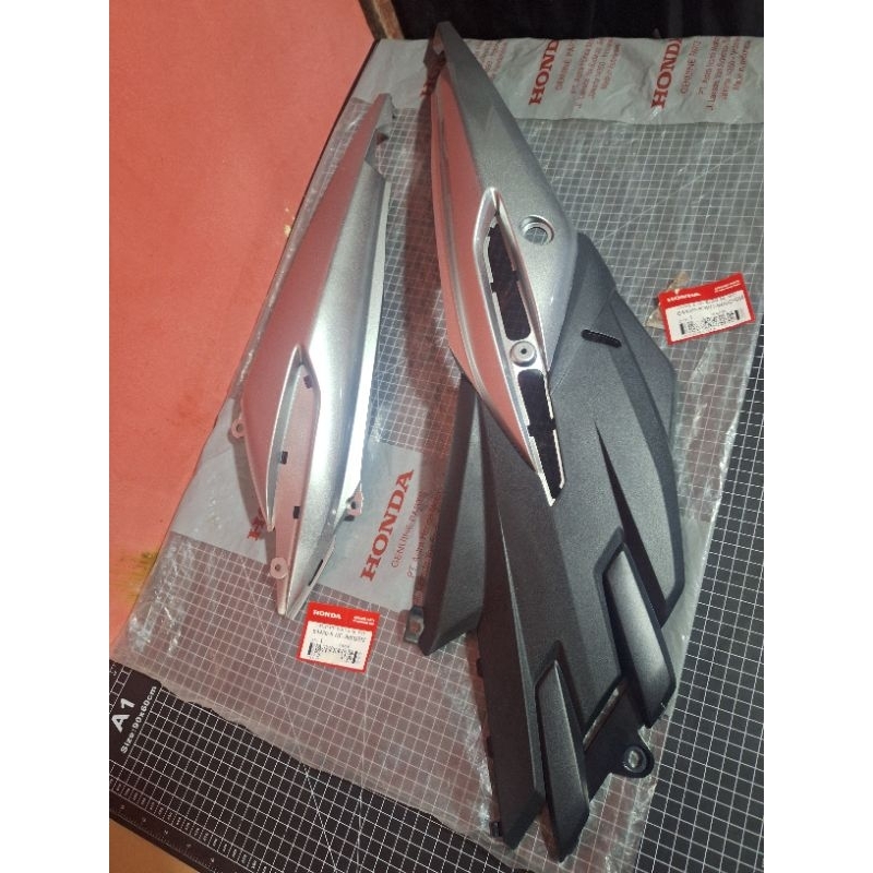 Cover body bodi belakang honda CS1 CS One Silver original ahm honda 64420 64430 KWC 900Dsm