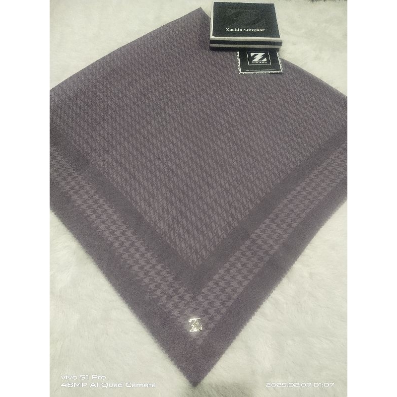 Zaskia Sungkar scarf preloved