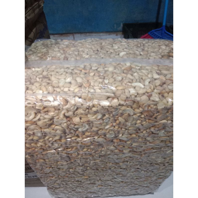 

Kacang Mede Mentah Belahan 250gr