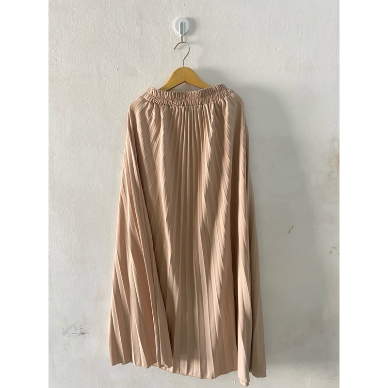 Rok plisket warna cream