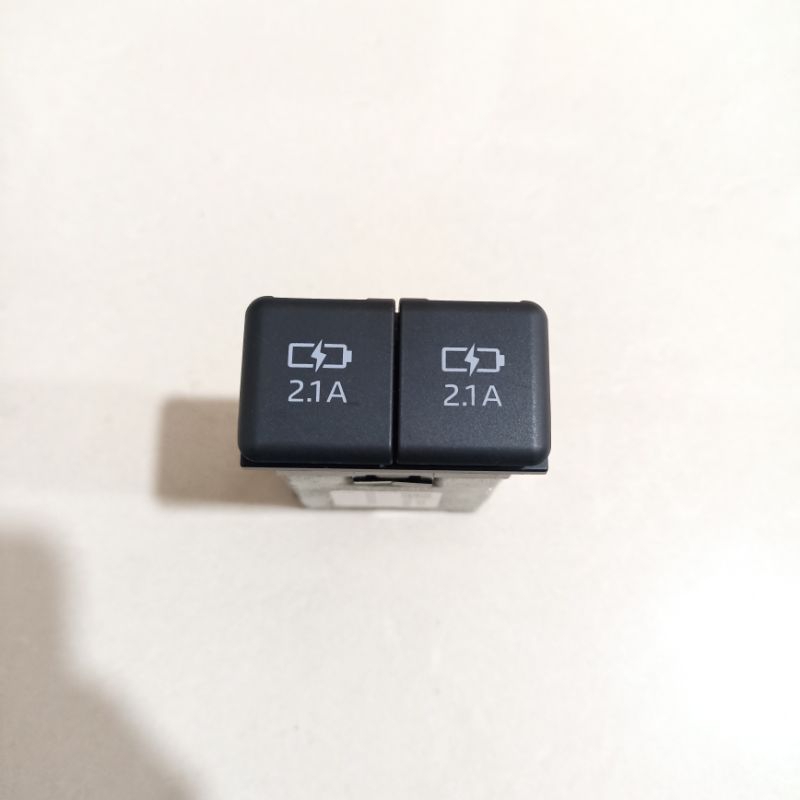 Charger USB Cas HP Untuk Mobil Avanza Xenia Veloz  85532-BZ030 Original