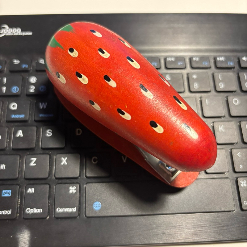 

stapler wood strawberry vintage (hekter kayu motif strawberry)