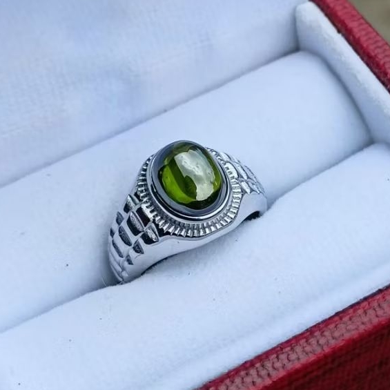 Cincin Minimalis Batu Peridot