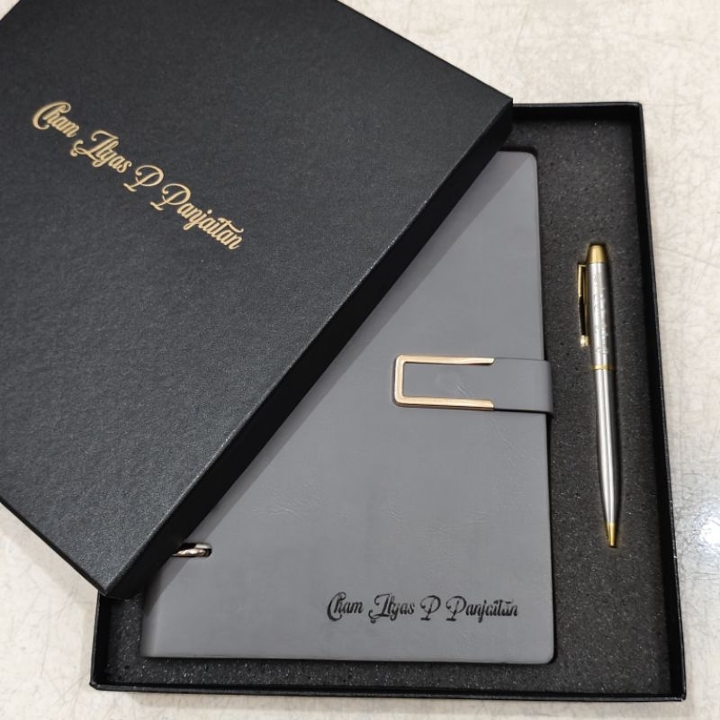 

Gift Set {HS-AG01B250} Agenda+Pulpen+Box Exclusive [Free Nama] | Binder Notebook Kuliah Hampers 2in1