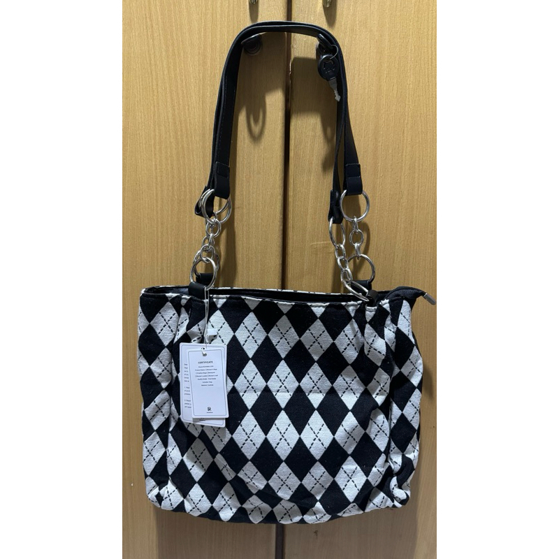 Tas motif kotak hitam putih unik