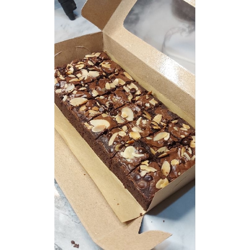 

Fudgy Brownies 22x10 cm Almond