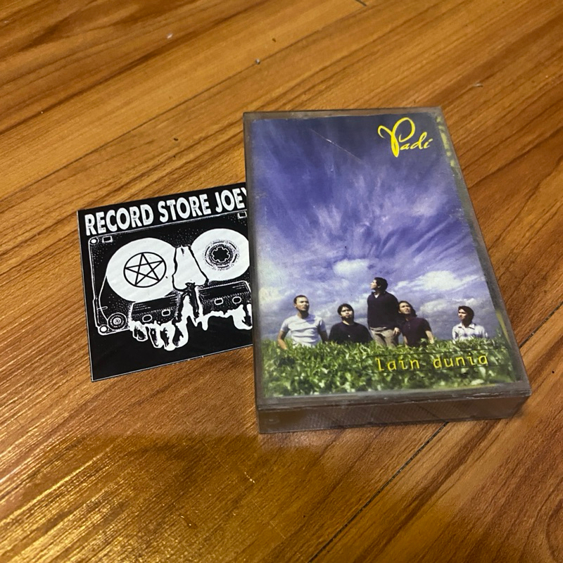 kaset padi - lain dunia