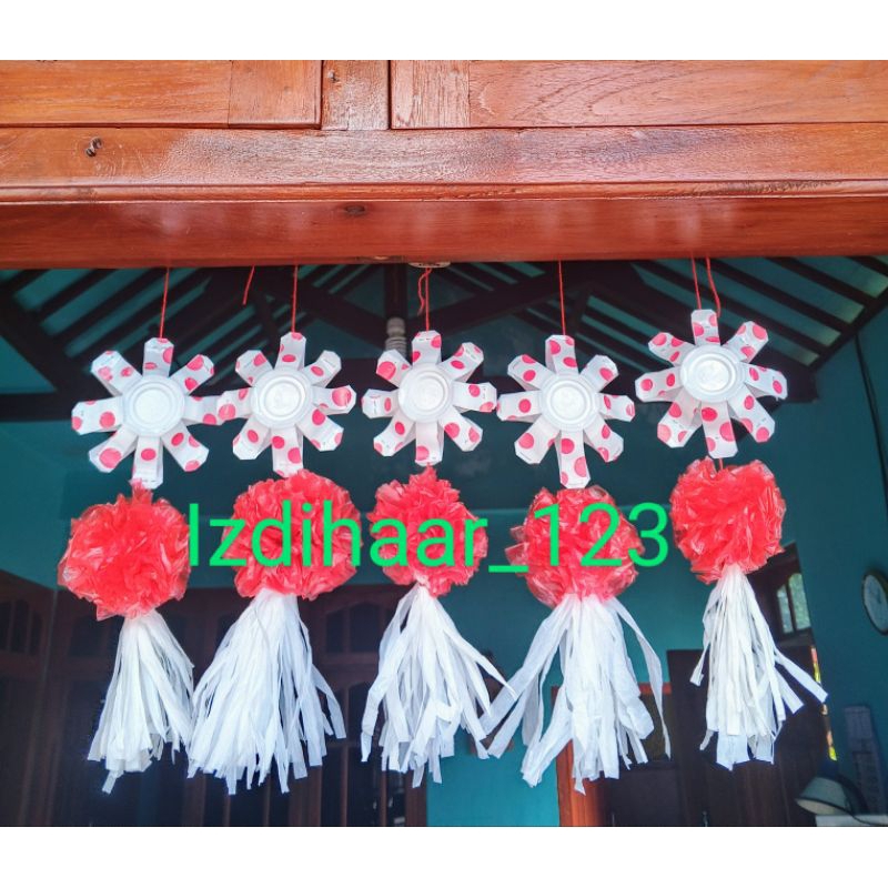 Hiasan dinding tema 17 Agustus dari gelas plastik mineral bekas dan dan kresek tema merah putih.