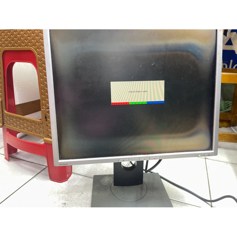 Layar monitor bekasan minus an dan kondisi Rusak buat kanibalan