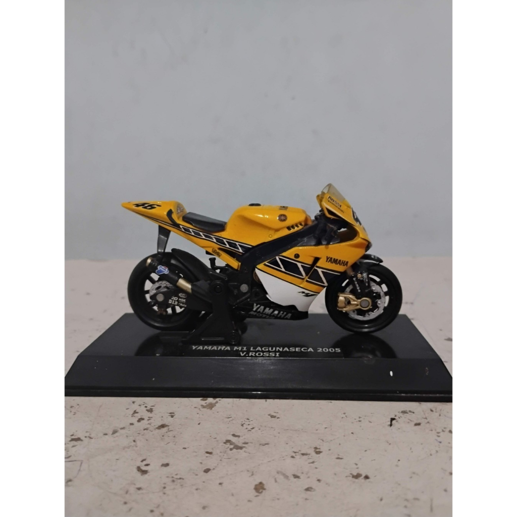 Diecast Miniatur MotoGP Newray 1:18 Yamaha Racing Team 2005 Valentino Rossi Spesial Livery at Laguna