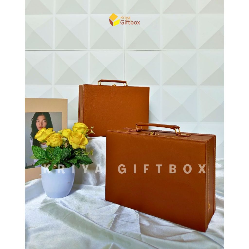 

Hardbox Model Koper Ukuran 25x18x10 Warna Coklat Box Hampers Souvenir Bahan Kulit Sintetis