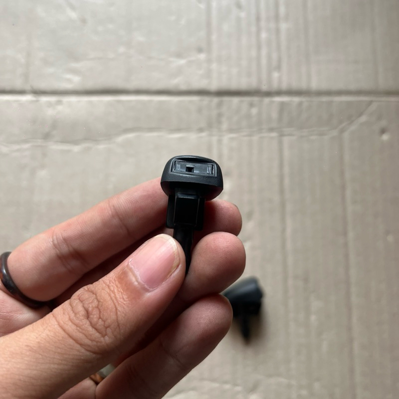 Nozzle Wiper depan mobil Calya Sigra / Semprotan air wiper depan Sigra Calya Original