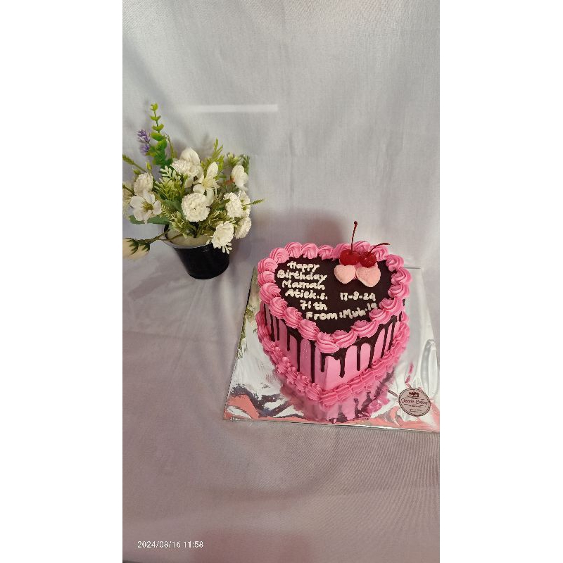 

Kue ulang tahun bentuk love
