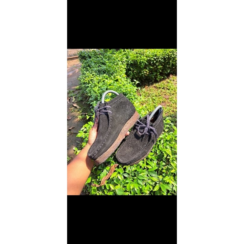 clarks wallabees black