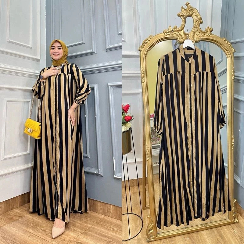 Gamis Salur Kombinasi Polos Hitam Putih Garis Samping Miring Silang Belakang Terbaru