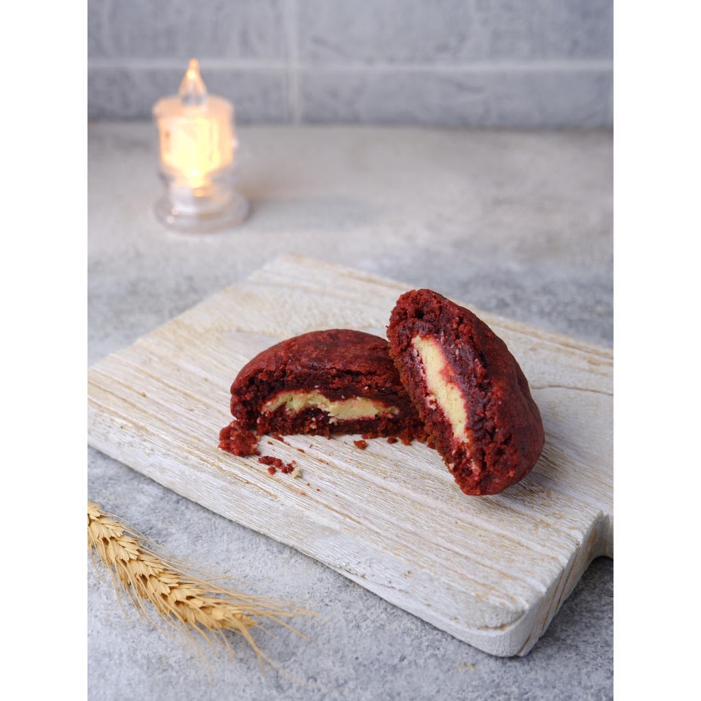 

Giant Red Velvet Soft cookies with cheese filling Jumbo / Kukis redvelvet jumbo