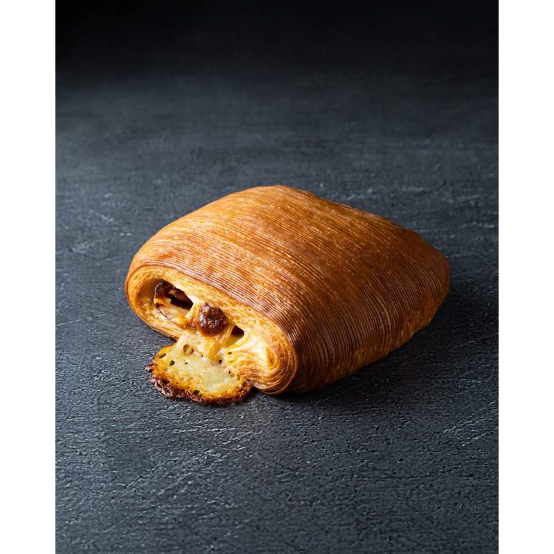 

Grams Artisan Smoked Beef & Cheese Croissant | Roti Croissant | Roti Sarapan Cemilan | Susu Teh Kopi
