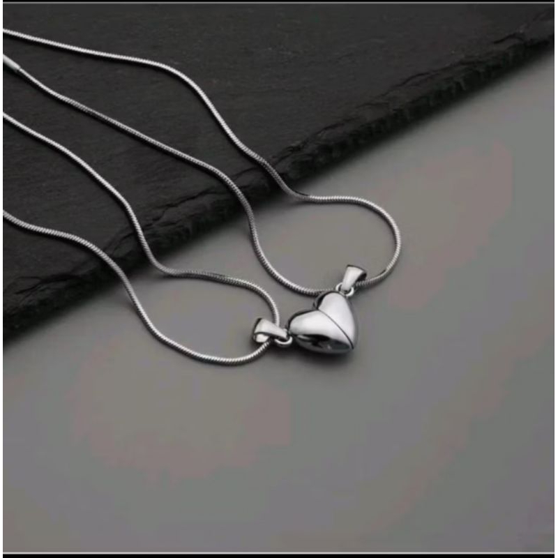 Kalung Couple Titanium Bulat Belut Dengan Liontin Love Magnet Couple Untuk Pria dan Wanita