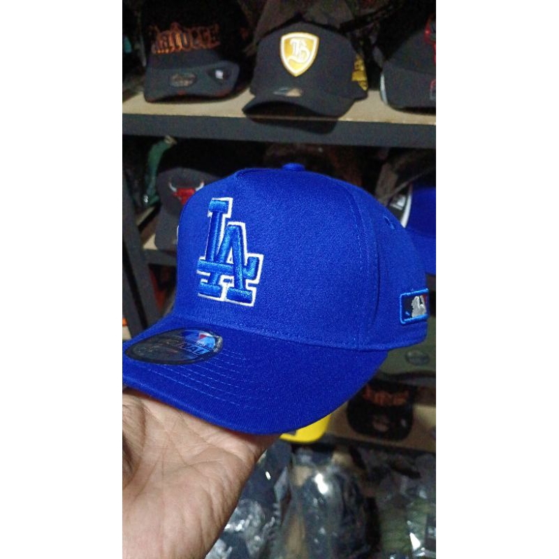 Topi premium logo LA