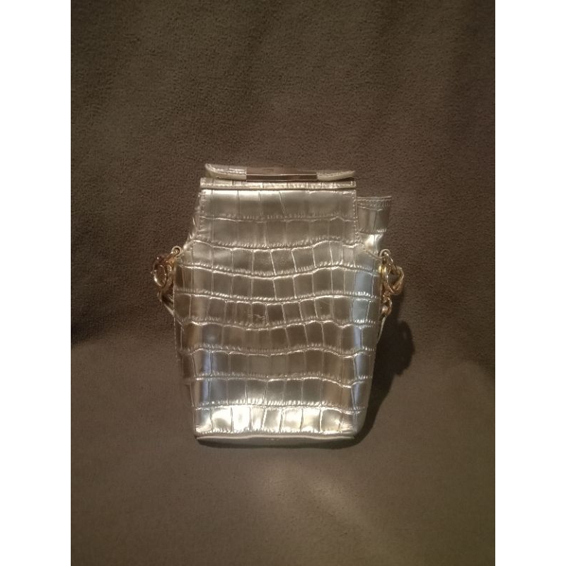 Finn Esker gold sling bag