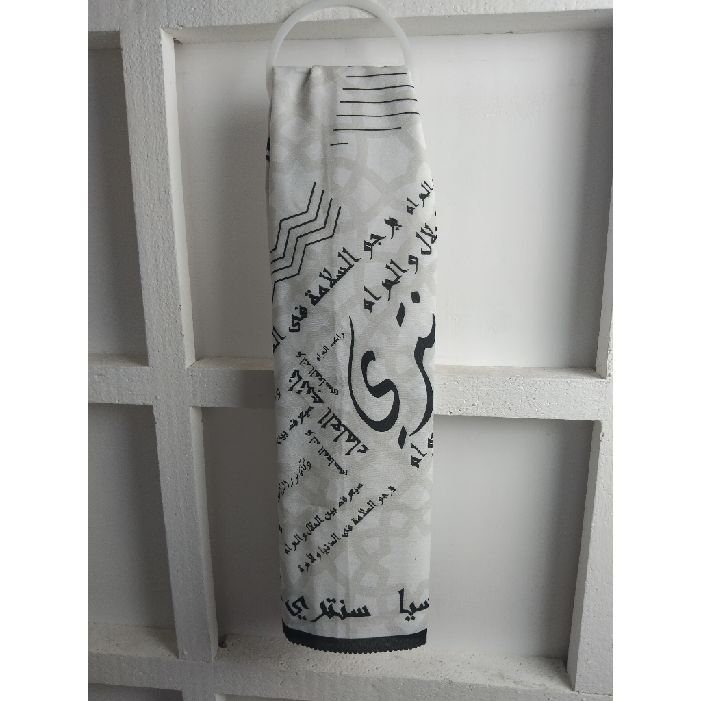 Hijab segi empat motif tulisan Arab