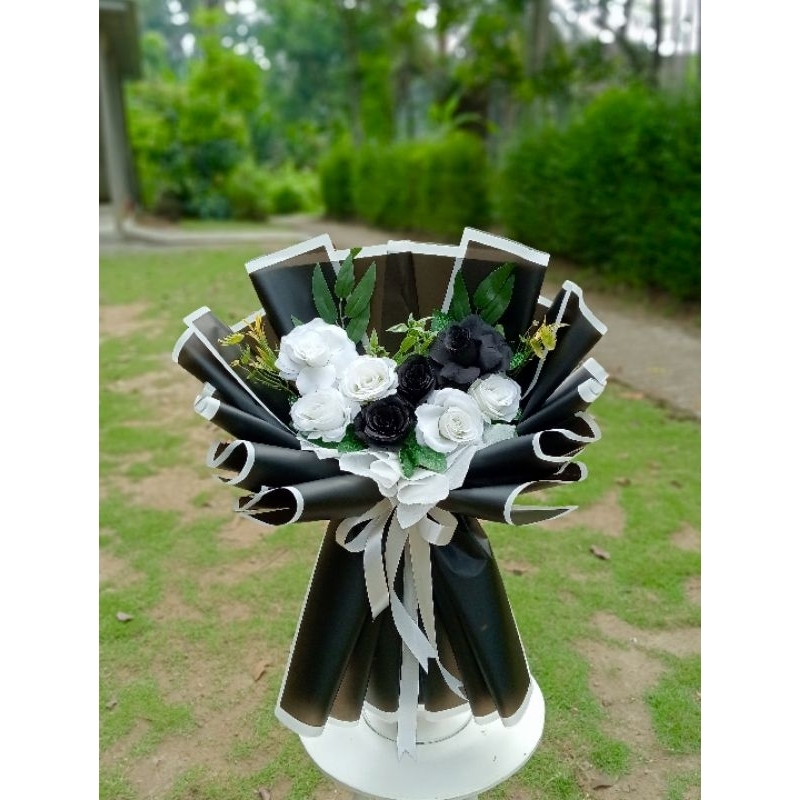 Buket Monocrome / buket hitam putih/ buket cowok