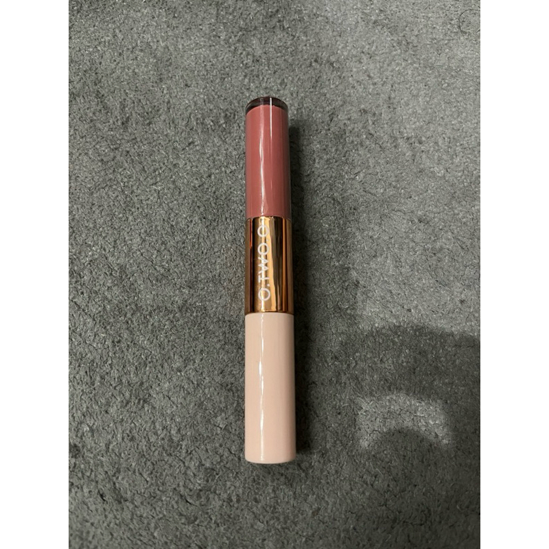 O.TWO.O hydrating lip gloss