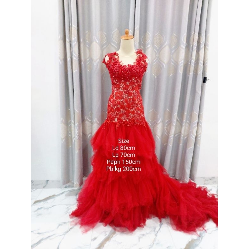 Gaun Merah Bordiran Bunga Umpak Berekor