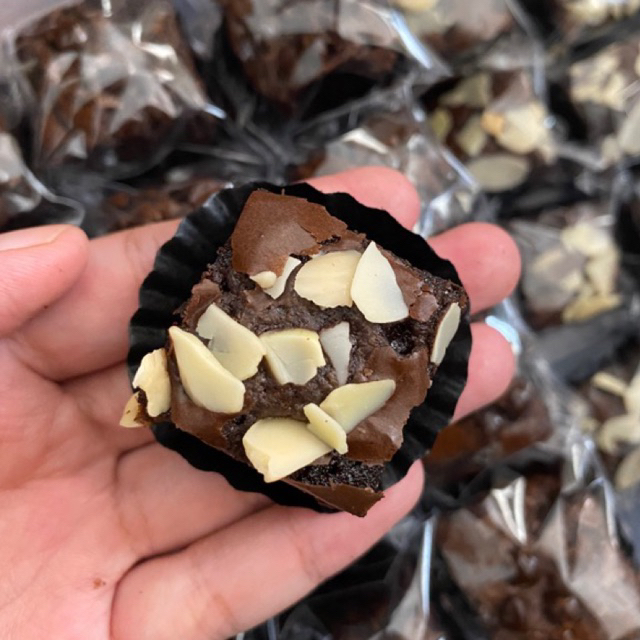 

Fudgy Brownies 3cm x 3cm kemasan satuan