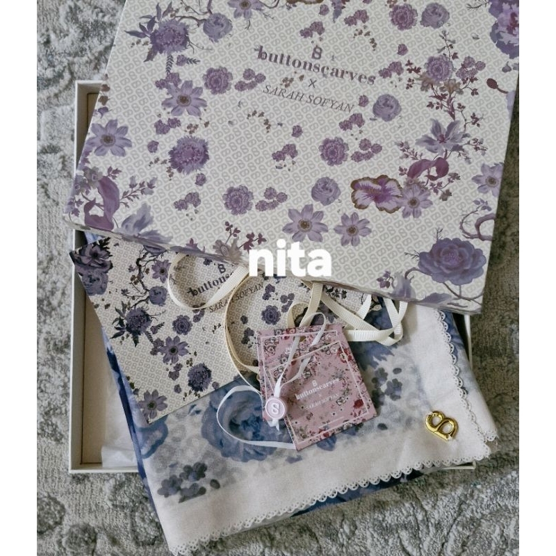 Pl Blume over cast Buttonscarves