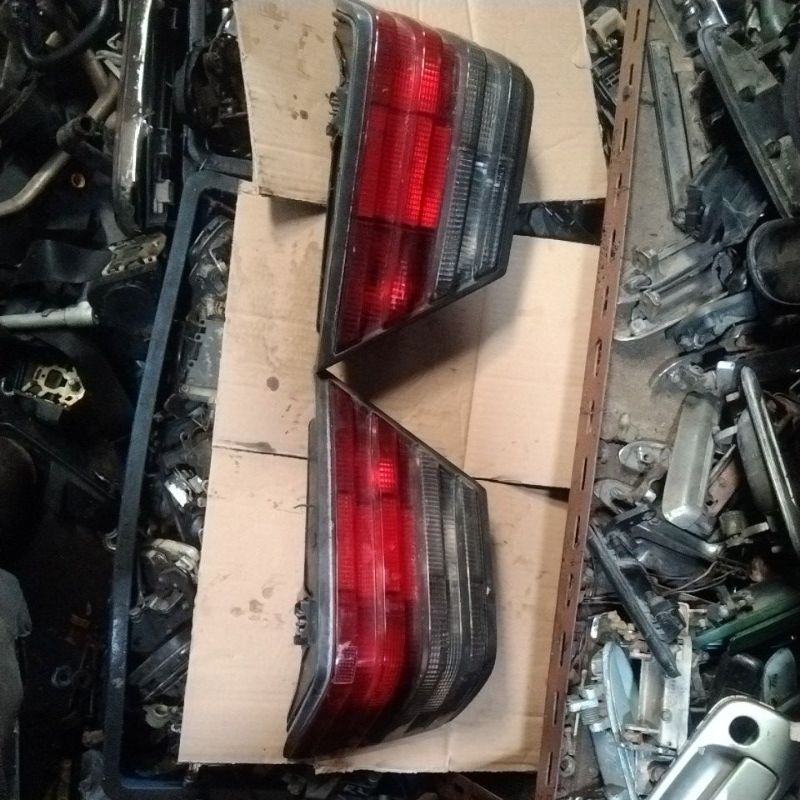 LAMPU BELAKANG STOP LAMP MERCEDES MERCEY BENZ BOXER w124 (ADA RETAK)
