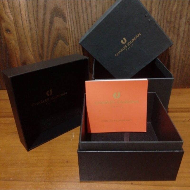 

KOTAK BOX JAM TANGAN CHARLES JOURDAN