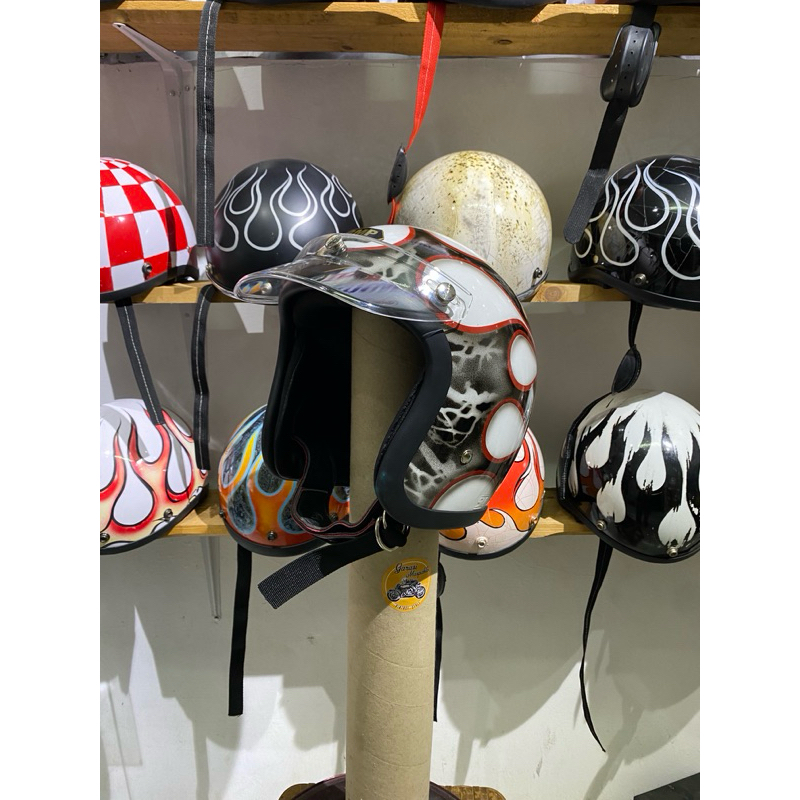 Helm Slimhead Custom Merah api