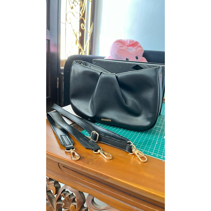 PRELOVED Flicka Bag Warna Hitam