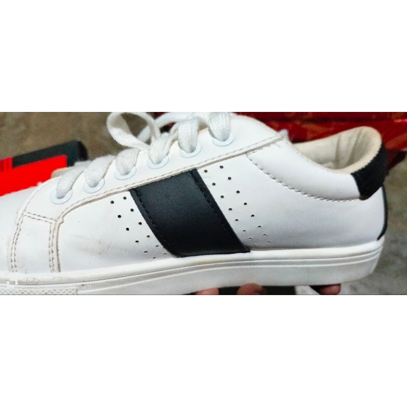 Sepatu Triset Sneakers Wanita Cream
