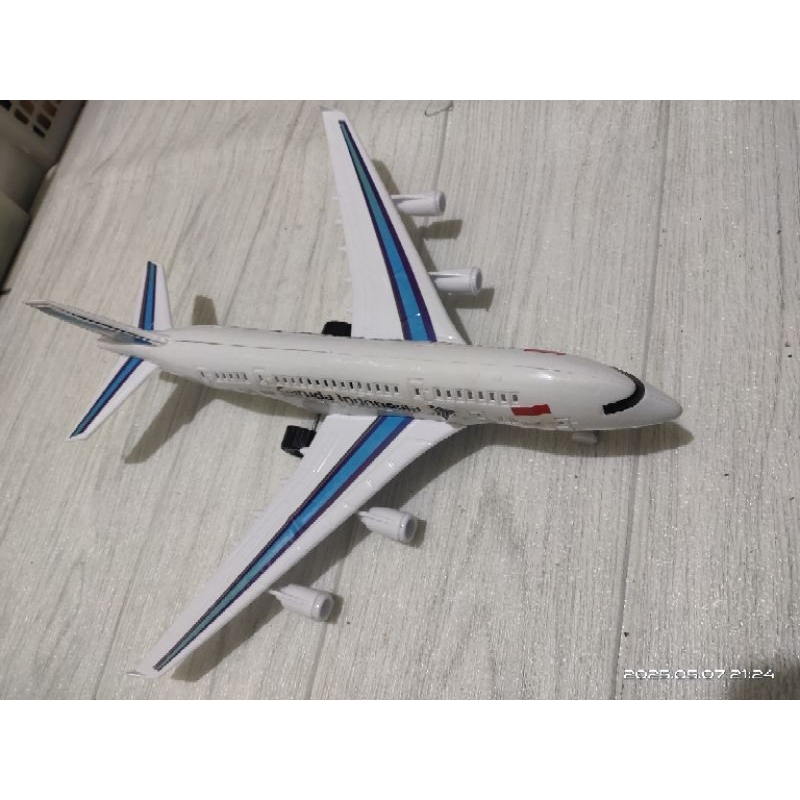MAINAN PESAWAT GARUDA INDONESIA