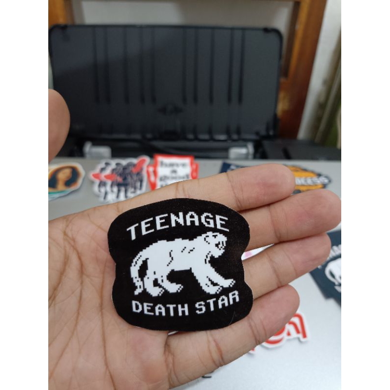 

STIKER SKENA/KALCER/BAND Teenage Death Star , vinyl premium anti air ,serbaguna untuk helm,laptop,tumbler,dan benda-benda kalcermu lainnya.