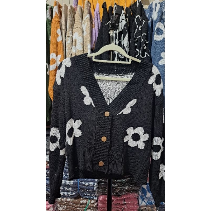 Cardi Cardigan rajut cewek motif Bunga. warna hitam pekat